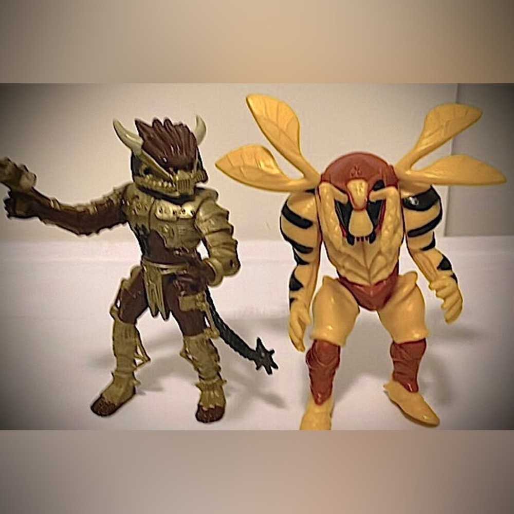 Mighty Morphin Power Rangers Grumble Bee & Predator Gold Armor Horns Spiked Tail